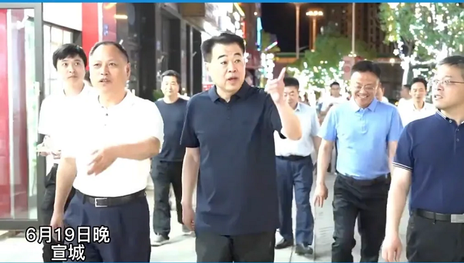 市委书记、市长、政法委书记、公安局局长等逛夜市，有一个特别安排