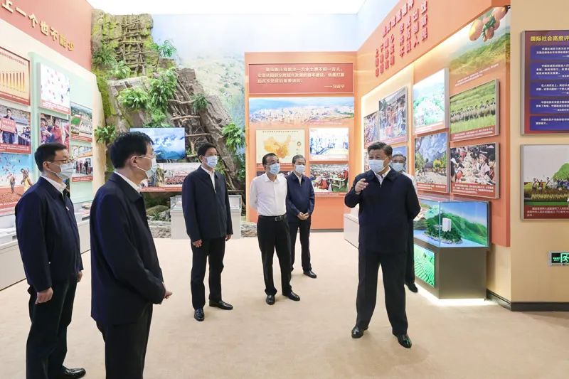 习近平参观“奋进新时代”主题成就展：踔厉奋发勇毅前行团结奋斗 夺取中国特色社会主义新胜利