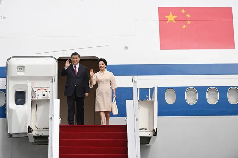 习近平抵达巴厘岛出席二十国集团领导人第十七次峰会