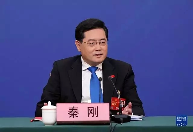 当着秦刚的面，乌总统作出重大表态:坚决恪守一个中国原则