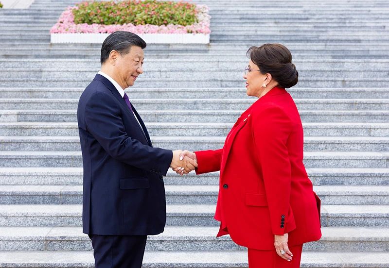 习近平同洪都拉斯总统卡斯特罗举行会谈