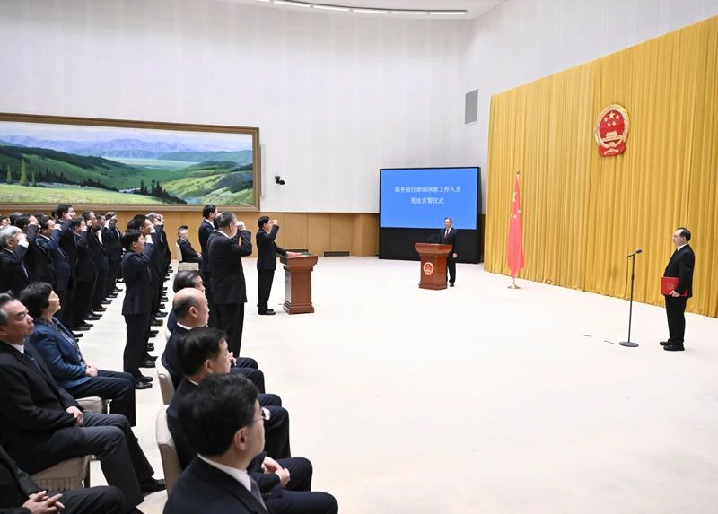国务院举行宪法宣誓仪式 李强总理监誓
