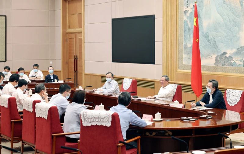 李强主持召开经济形势专家座谈会